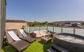 Stylish Penthouse Apartment With Hot Tub