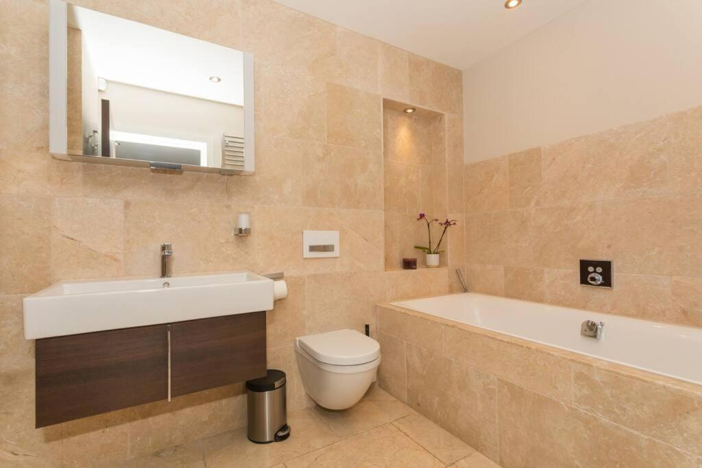 Stylish Penthouse Apartment With Hot Tub Bath Exterior photo