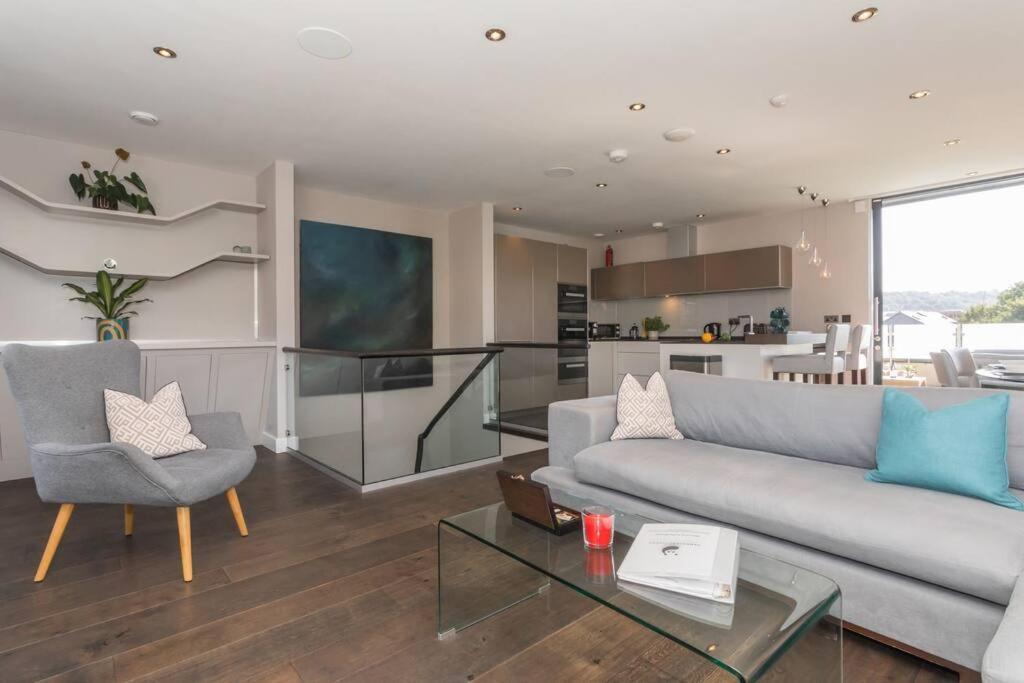 Stylish Penthouse Apartment With Hot Tub Bath Exterior photo