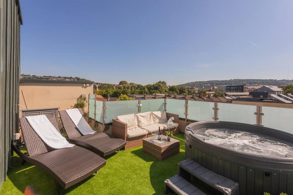 Stylish Penthouse Apartment With Hot Tub Bath Exterior photo